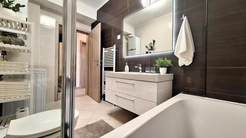 奥西耶克Apartman Lucille的带浴缸、卫生间和盥洗盆的浴室