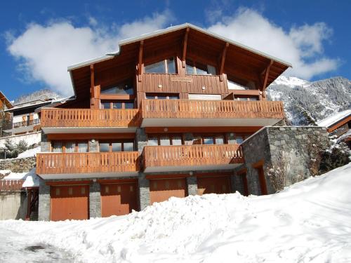 Le Villard4 6 pers holiday appartment near center of Champagny的前面有雪的建筑