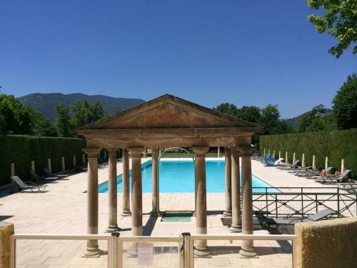 蒙布兰莱班德斯吉皮埃城堡度假屋的游泳池旁的凉亭