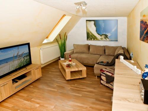 卡格斯多夫Idyllic Apartment in Bastorf with Balcony的带沙发和电视的客厅