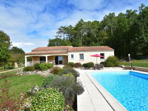 MontcléraHoliday home in Montcl ra with sunny garden playground equipment and private pool的庭院中带游泳池的房子