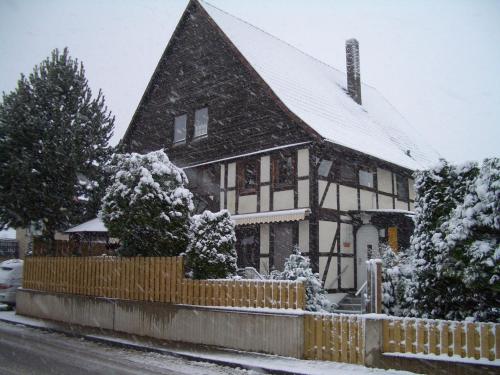巴特皮尔蒙特博索公寓的雪覆盖的房屋,有栅栏