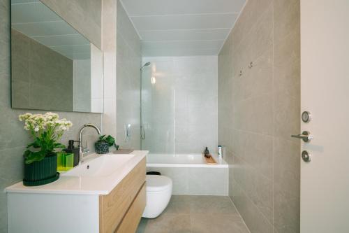 特拉维夫Lapin Luxury Apartment By Nimizz的浴室配有卫生间、盥洗盆和浴缸。