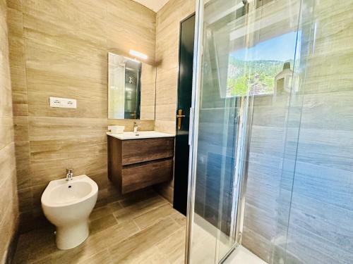 拉马格德莱伊内ComeCasa La Magdeleine 2 Bedrooms Chalet的浴室配有卫生间、盥洗盆和淋浴。