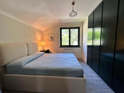 拉马格德莱伊内ComeCasa La Magdeleine 2 Bedrooms Chalet的一间卧室设有一张床和一个窗口