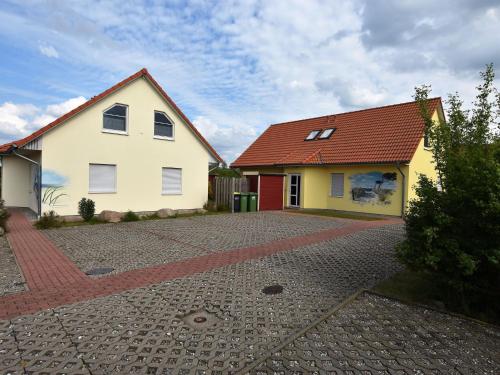 博伊恩斯多夫Modern Holiday Home in Boiensdorf near Sea的车道上带红色屋顶的白色房子