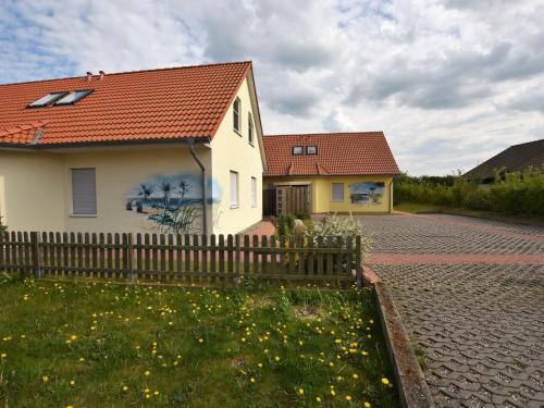 博伊恩斯多夫Modern Holiday Home in Boiensdorf near Sea的前面有围栏的房子