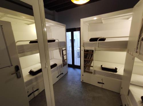 格拉纳达Black Swan Hostel Granada的一间房间,设有三张双层床