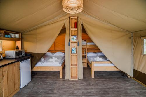 图赫尔斯克利普利采Glamping Tents in Tuhelj with thermal riviera tickets的帐篷内带两张床的房间