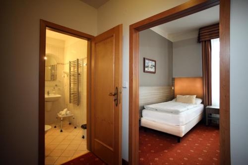 玛丽亚温泉帕里斯酒店的一间卧室设有一张床和一间浴室。