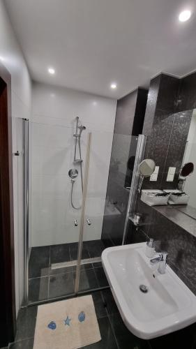 拉塔Apartament w Willi Woda w Juracie的一间带水槽和淋浴的浴室