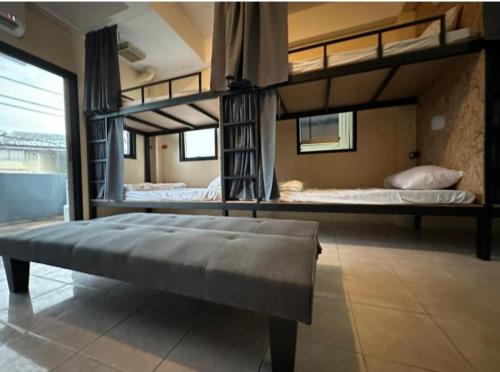 查汶DK1Hostel的一间卧室配有两张双层床。