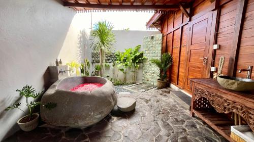 坎古贾布纳米别墅酒店的浴室设有植物大浴缸
