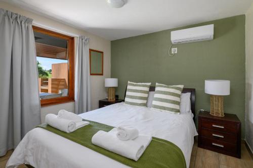 绍斯布鲁姆San Lameer Villa 10417 - 1 Bedroom Classic - 2 pax - San Lameer Rental Agency的一间卧室配有带毛巾的床