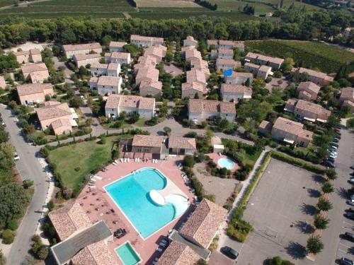 奥比尼昂BASTIDON EN PROVENCE的享有带游泳池的度假村的空中景致