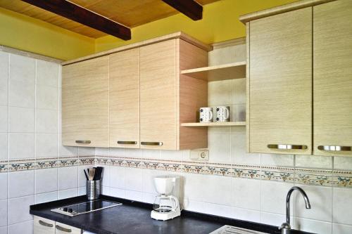 圣玛加利达Holiday homes Santa Margalida - BAL01422-FYB的厨房配有木制橱柜和台面