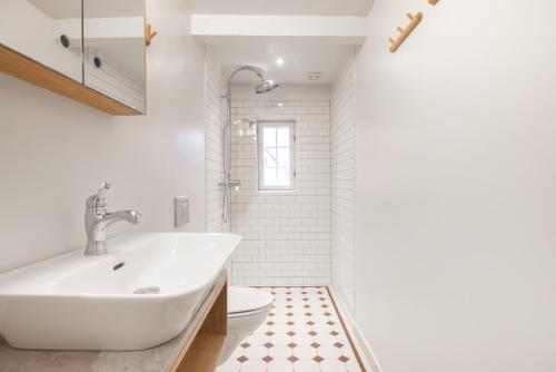 福堡Solbjerggaard Studio Apartments的白色的浴室设有水槽和卫生间。