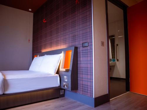 都柏林easyHotel Dublin的一间卧室配有一张紫色墙壁的床