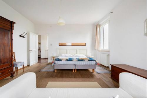 RovolonVilla Marani的白色卧室配有床和沙发