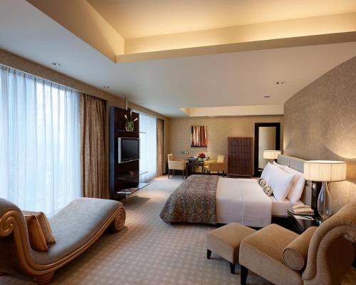 科伦坡肉桂大科伦坡酒店的大型酒店客房,配有床和沙发