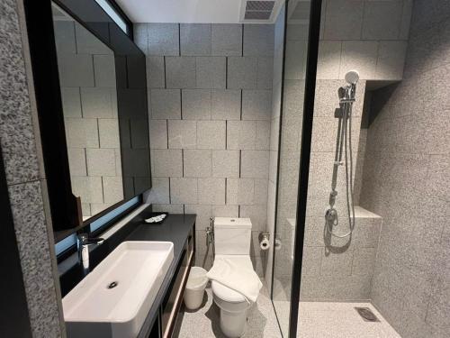 吉隆坡Scarletz Suites KLCC Deluxe Studio Room Single Double Bed的带淋浴、卫生间和盥洗盆的浴室