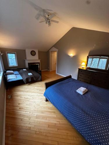 皮克灵Executive Suite in a Victorian Style Bungalow P4b的一间卧室设有蓝色的床和天花板