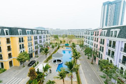下龙湾Villa 7 ngủ , bể bơi riêng, cách biển 150m的享有城市空中景观,设有游泳池和建筑