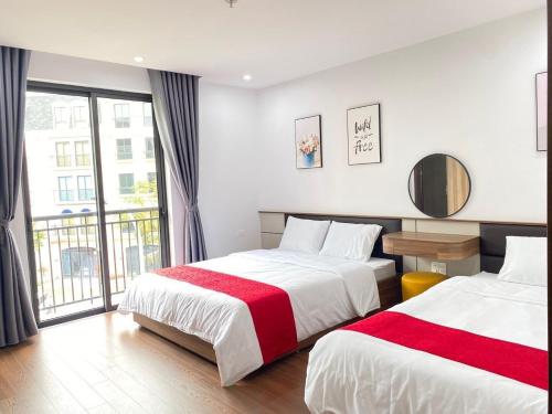 下龙湾Villa 7 ngủ , bể bơi riêng, cách biển 150m的酒店客房设有两张床和窗户。