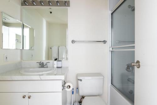 旧金山South Beach 1br w spa lounge nr baseball park SFO-1665的一间带卫生间、水槽和镜子的浴室