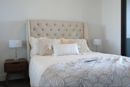 悉尼Sydney Olympic Park View Bliss Modern Design的卧室配有带枕头的大型白色床