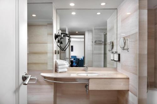 巴塞罗那西斯帕诺7苏匝公寓酒店的一间带水槽和镜子的浴室