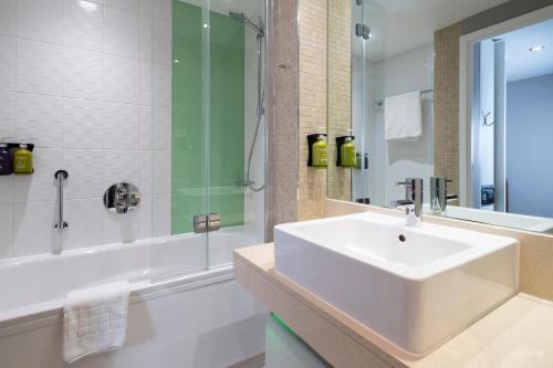 德比假日德比河光酒店的白色的浴室设有水槽和淋浴。