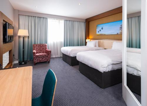 德比假日德比河光酒店的酒店客房,配有两张床和椅子