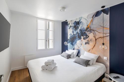 雷恩Appartements Le 31bis的一间卧室设有两张床,墙上挂着一幅画