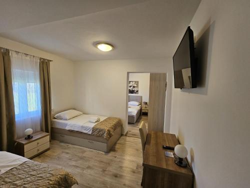 默主歌耶B&B Villa Ellena的酒店客房,设有两张床和镜子