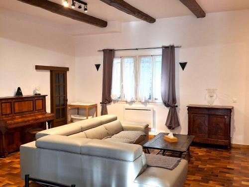 阿维尼翁Maison de 2 chambres avec piscine partagee jardin clos et wifi a Avignon的带沙发和钢琴的客厅