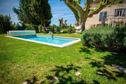 阿维尼翁Maison de 2 chambres avec piscine partagee jardin clos et wifi a Avignon的一座房子的院子内的游泳池