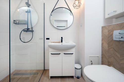 罗兹Hideaway Apartment - Terrace with Garden & Parking- by Rentujemy的白色的浴室设有水槽和镜子