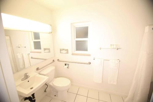 伯班克伯班克－格伦代尔旅程住宿的白色的浴室设有卫生间和水槽。