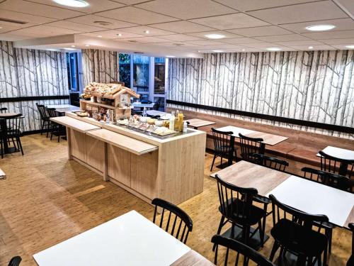 凯恩ibis Styles Caen Centre Historique的一间带桌椅和柜台的餐厅