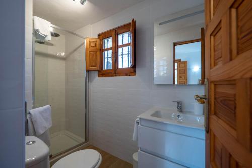 阿尔豪林格朗德Casa Amarilla Casitas的一间带卫生间、水槽和镜子的浴室