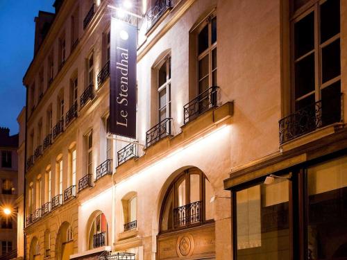 巴黎Hotel Stendhal Place Vendôme Paris - MGallery的建筑的侧面有标志