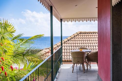 蓬他达维托亚Quinta da Tia Briosa by Madeira Sun Travel的一个带桌椅的海景阳台
