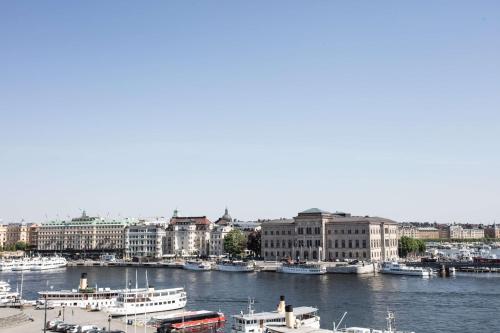 斯德哥尔摩Hôtel Reisen in The Unbound Collection by Hyatt的一群船停靠在港口
