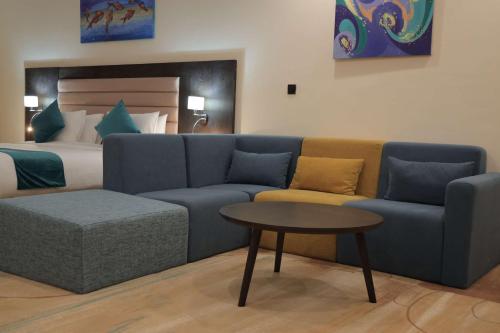 亚的斯亚贝巴Best Western Premier Dynasty的客厅配有沙发和1张床