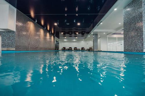 巴统Best Western Plus Batumi的一座拥有蓝色海水的室内游泳池