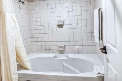 土桑Hilton Vacation Club Varsity Club Tucson的白色瓷砖浴室内的白色浴缸