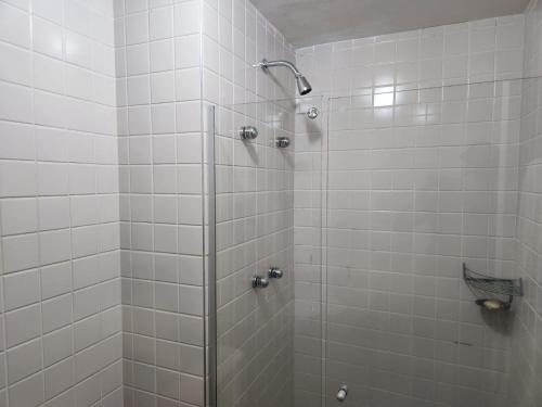 圣保罗Suíte 5 estrelas Hotel Moema Times Square 1412的浴室设有白色瓷砖淋浴。