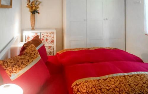 马洛1 Bedroom Lovely Home In Mahlow的一间卧室配有红色的床和一张沙发