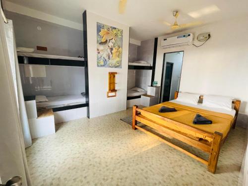 戈卡尔纳The Meraki Beach Resort的一间卧室配有一张床和两张双层床。